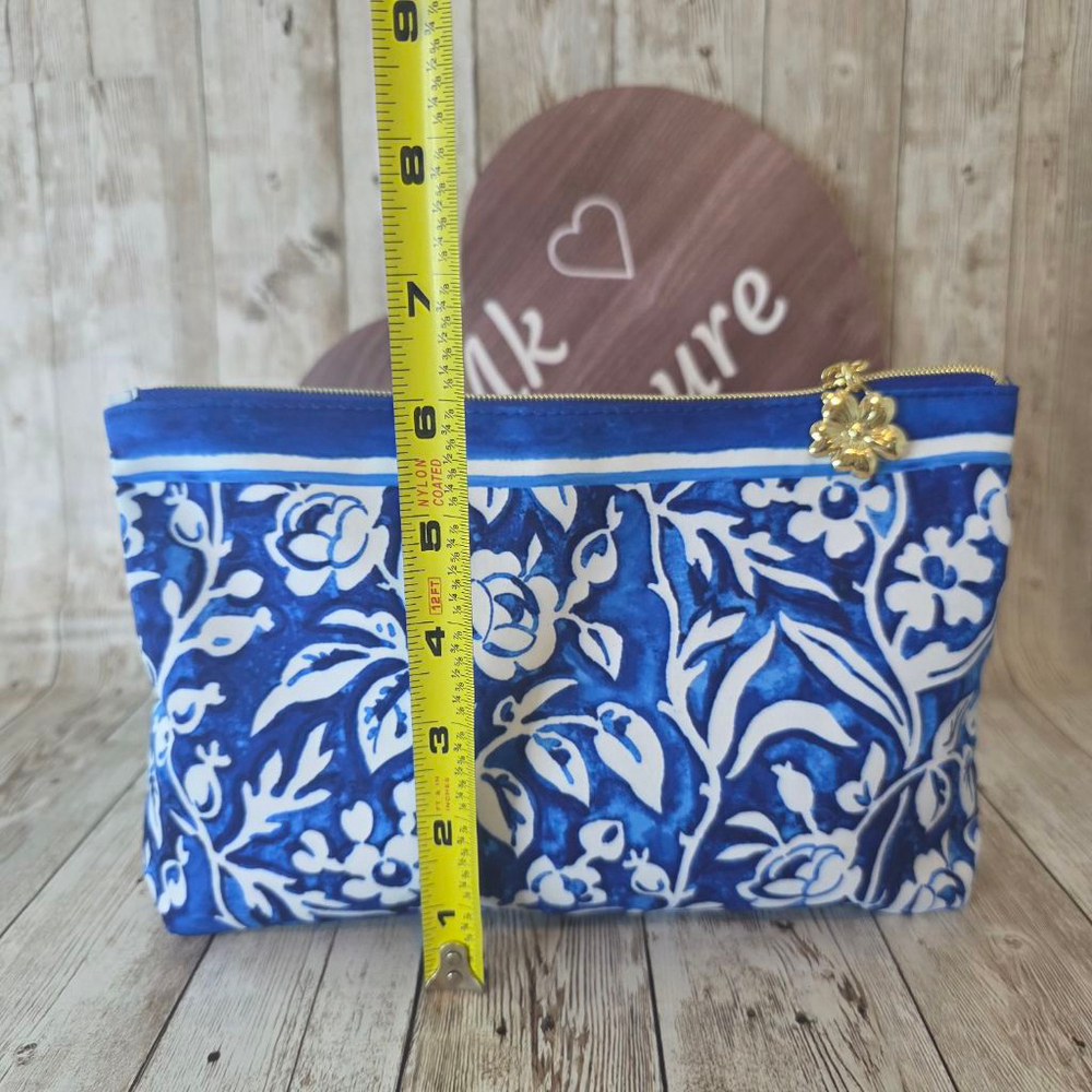 Estee Lauder Blue White Floral Cosmetic Bag - Picture 3 of 7